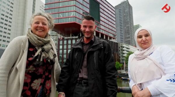 Twee vrouwen en man staand voor kantoor Havensteder.