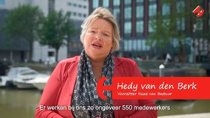 Vrouw staand voor kantoor Havensteder